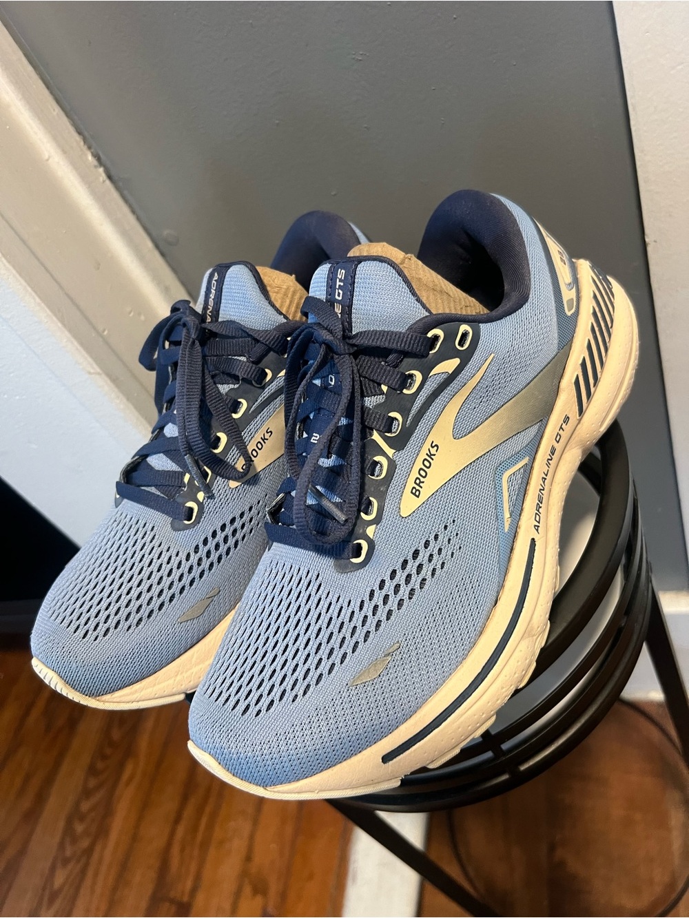 Brooks women Adrenaline GTS Running Shoes - Blue/Tan size 7.5